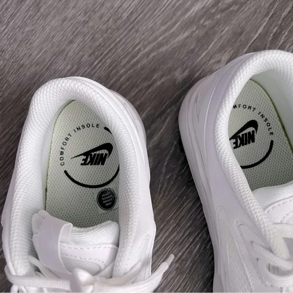 White Nike Air Max Sneakers Like New Size 9 - Picture 6 of 7